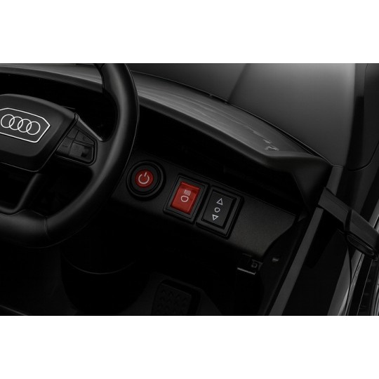 Fekete elektromos gyerekautó Audi RSQ8