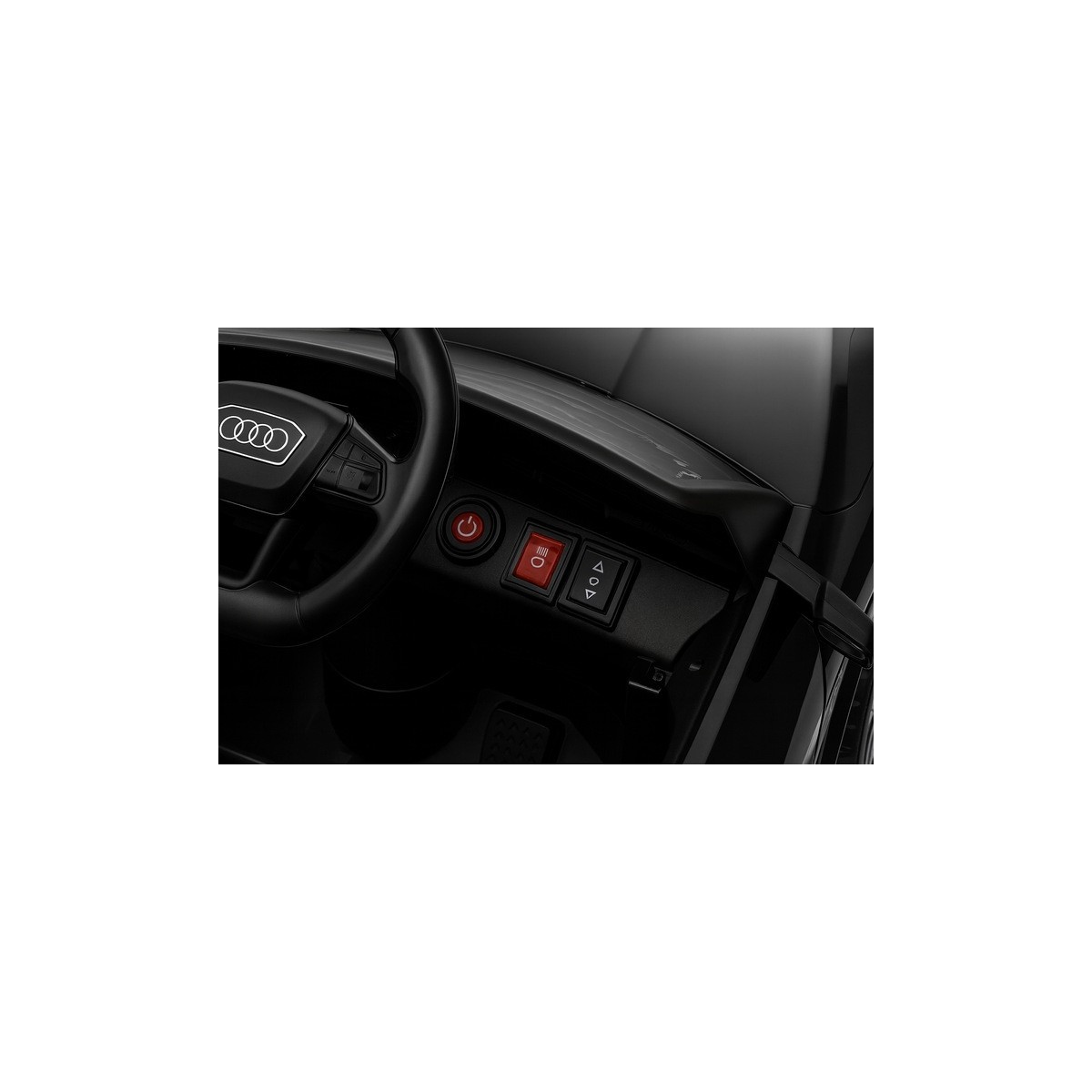 Fekete elektromos gyerekautó Audi RSQ8