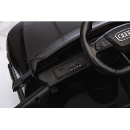Fekete elektromos gyerekautó Audi RSQ8
