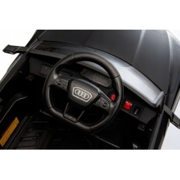 Fekete elektromos gyerekautó Audi RSQ8