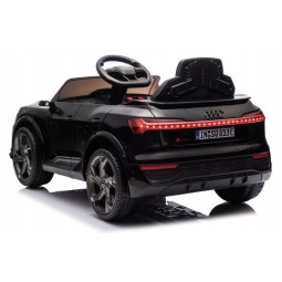Fekete elektromos gyerekautó Audi RSQ8