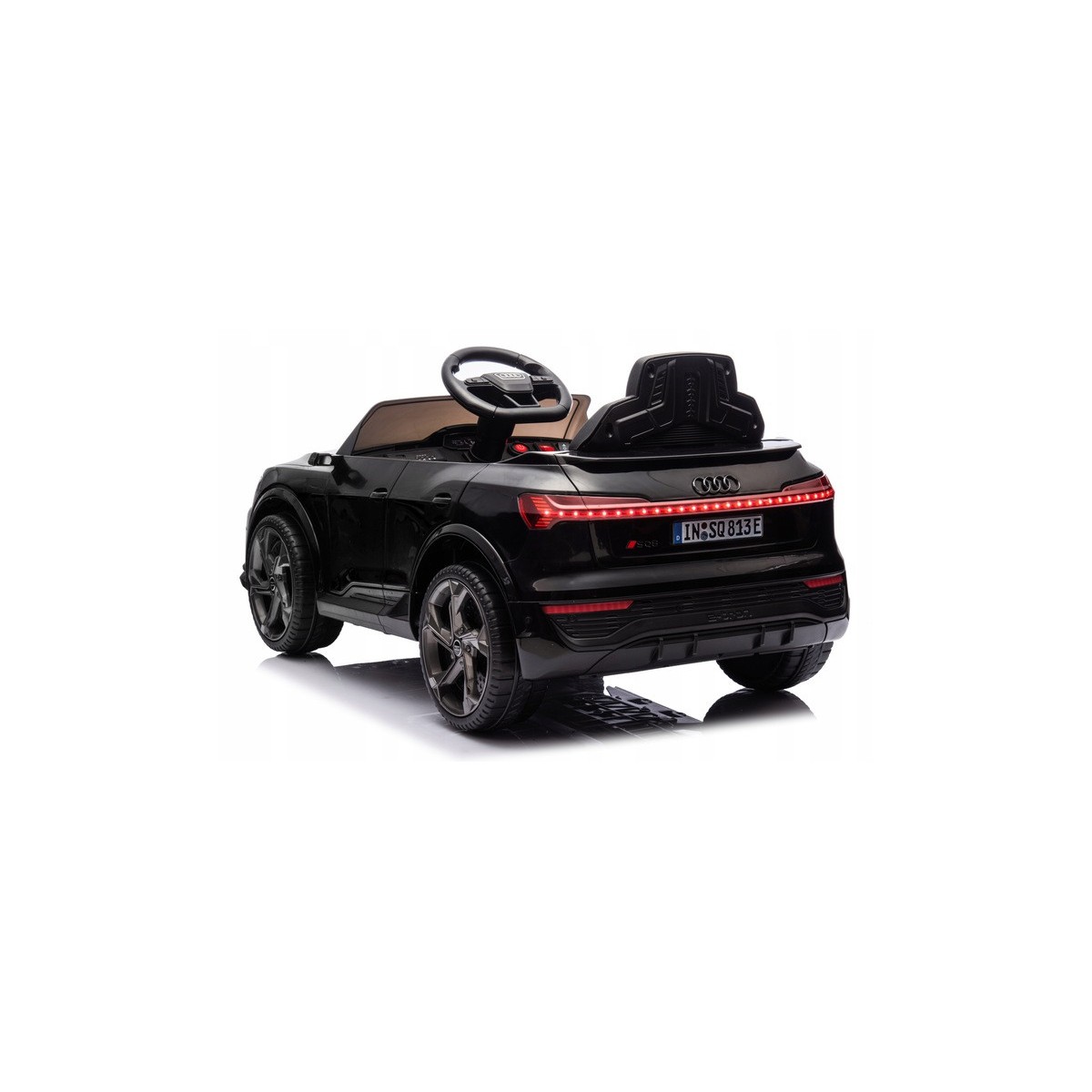 Fekete elektromos gyerekautó Audi RSQ8