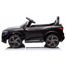 Fekete elektromos gyerekautó Audi RSQ8