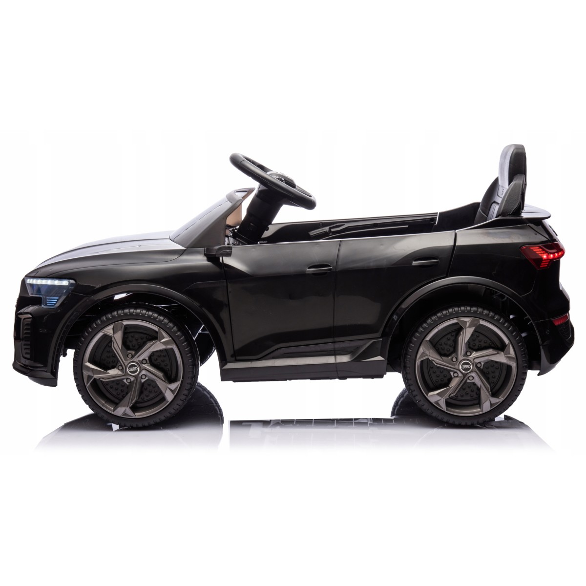 Fekete elektromos gyerekautó Audi RSQ8