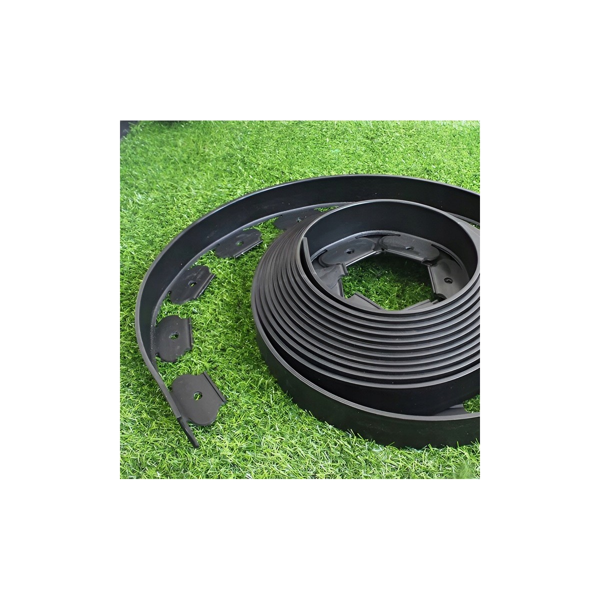 Kiváló minőségű gyepszegély 6 cm x 10 m fekete színben + 20 rögzítőszeg a csomagban