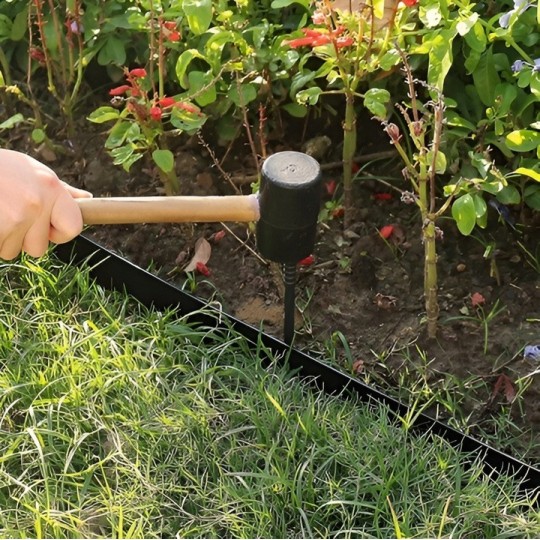 Kiváló minőségű gyepszegély 6 cm x 10 m fekete színben + 20 rögzítőszeg a csomagban