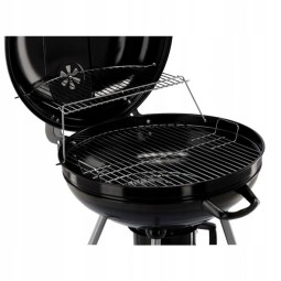 Gömb alakú kerti grill kerekekkel.