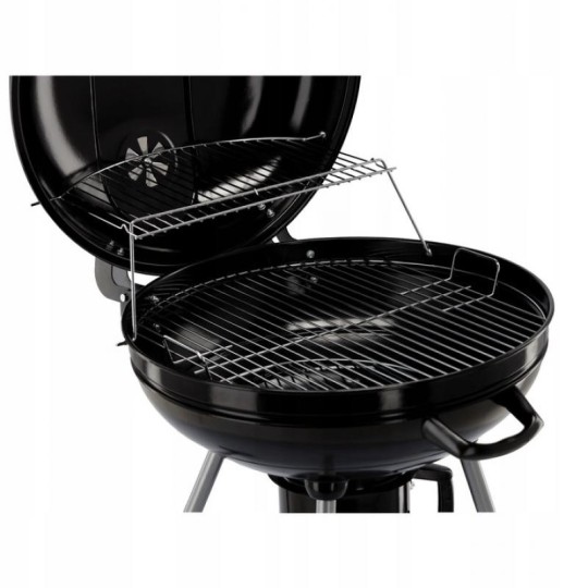 Gömb alakú kerti grill kerekekkel.