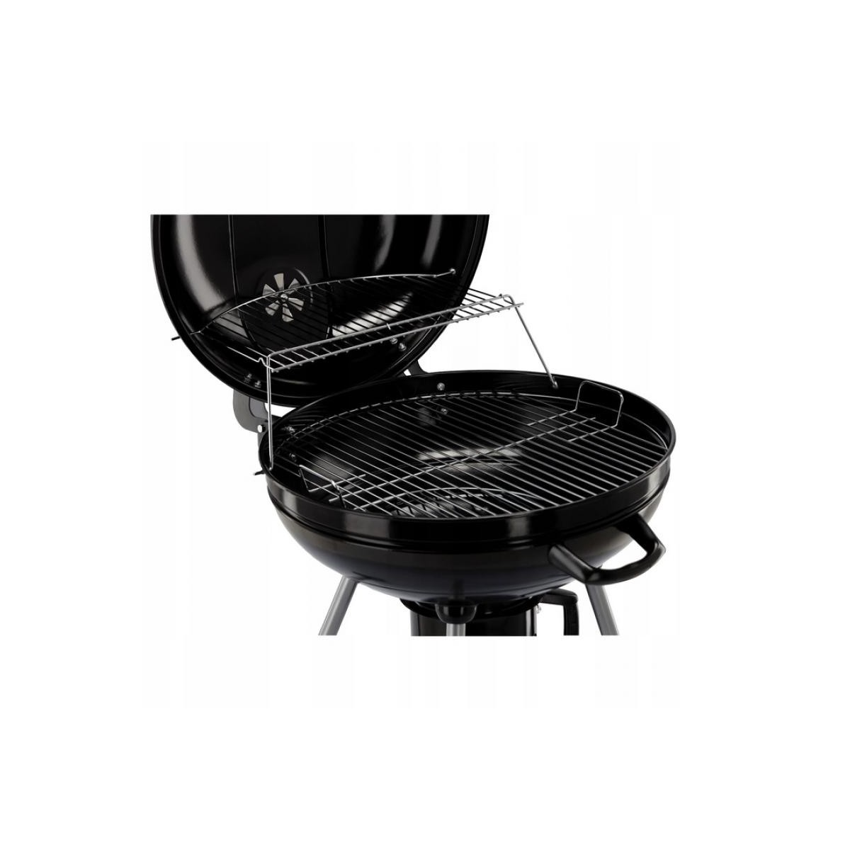 Gömb alakú kerti grill kerekekkel.