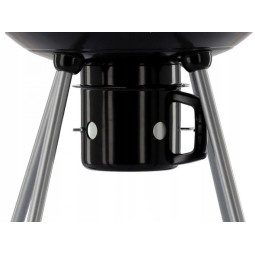 Gömb alakú kerti grill kerekekkel.