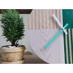 Tölgyből készült falióra, kék csíkos, 33 cm