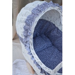 Kiváló minőségű gyermekjáték: fehér színű fonott babakocsi.