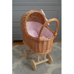 Kézzel fonott babakocsi babáknak rózsaszín béléssel és masnival.