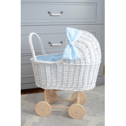 Modern kézzel kötött fehér gyerekjáték.