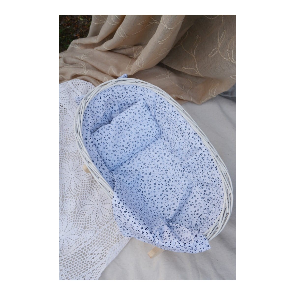 Fehér, kézzel fonott baba bölcső