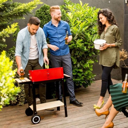 Kerti grill polcokkal
